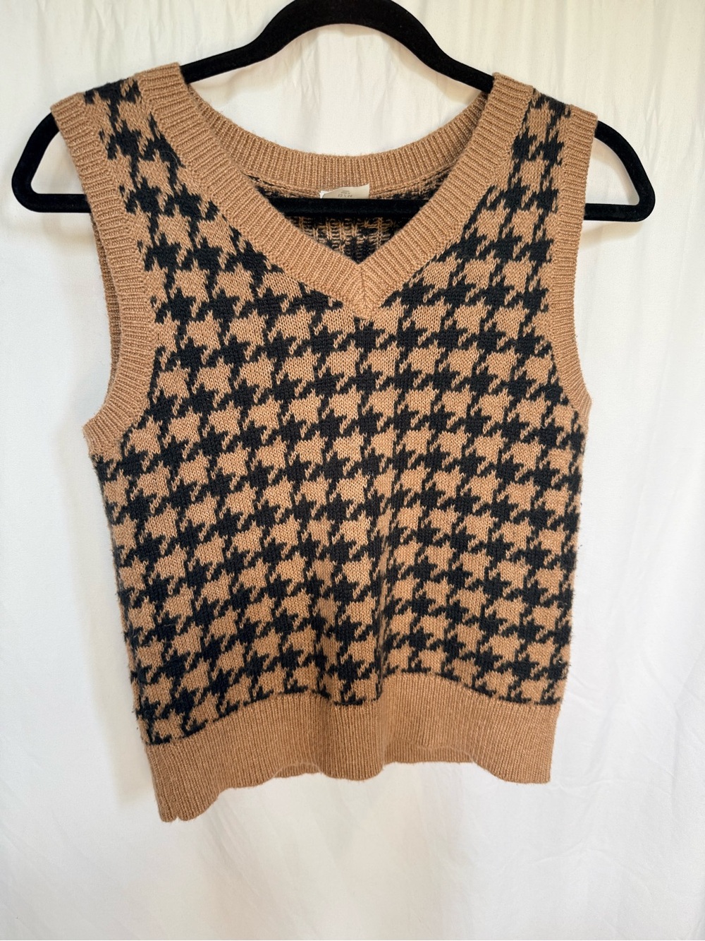 Sleeveless Houndstooth Knit Vest - Camel/Black - Picture 2 of 4